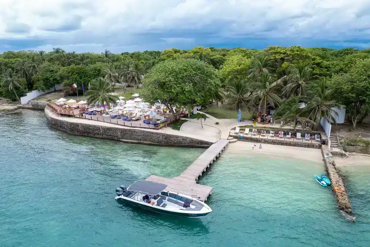 Capri Isla del Rosario vista aérea con playa privada y mar cristalino